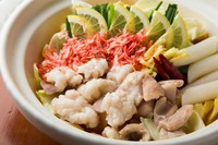 旨味の詰まった海鮮だしをベースにすっきりした辛さの本場のトムヤムクン調味料を使用した新味。
海老の香りが食欲をそそる女性に人気のもつ鍋。