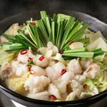松葉の2段仕込みの海鮮だしの旨さを
九州五島のミネラル豊富な玄海産の塩で更にアップ。
長年海鮮系スープを作り続けた当店自慢の風味・旨さ・後味三拍子そろった「汐スープ」。
〆の雑炊が人気