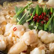 福岡の郷土料理や料亭でも使われる老舗味噌の上品な風味。
もつ鍋の定番味噌味。くどすぎないマイルドなスープ。
にんにくはお子様やお年寄りにも食べやすい後入れタイプ。
〆のちゃんぽんが人気