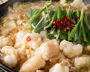 福岡の郷土料理や料亭でも使われる老舗味噌の上品な風味。
もつ鍋の定番味噌味。くどすぎないマイルドなスープ。
にんにくはお子様やお年寄りにも食べやすい後入れタイプ。
〆のちゃんぽんが人気