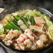 もつ鍋の定番醤油味の進化形！熊本ラーメンと博多もつ鍋のコラボ。熊本ラーメン独特の揚げにんにくチップとマー油がもつの旨さと風味をさらに引き立てる。味、コクともにおすすめの一品。
〆のラーメンが人気