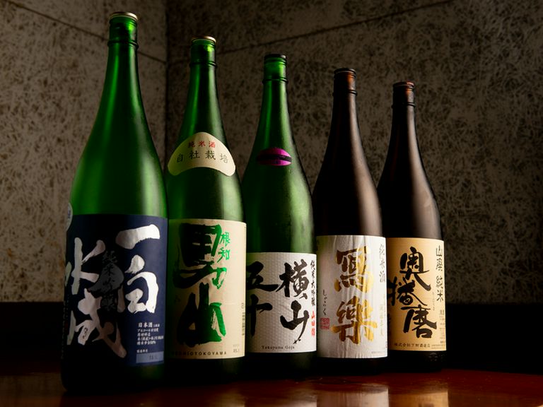 全国各地の日本酒。旬の銘酒1〜2種を含め常時30種類完備