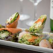 鮮魚・野菜・クリームチーズなどをくるんだ『生春巻き』