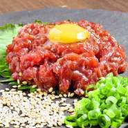 熊本の馬肉料理専門店「菅乃屋」直送の馬刺しを使用した桜肉のユッケ