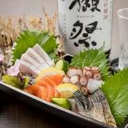 『お刺身盛り合わせ』は長崎近海の鮮魚を日本酒といっしょに
