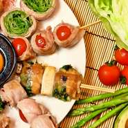 季節の食材を楽しめる『野菜肉巻き串』