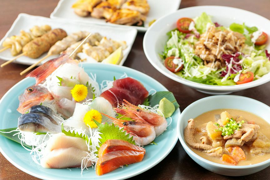 焼鳥やモツ煮などバラエティー豊かなメニューが揃う