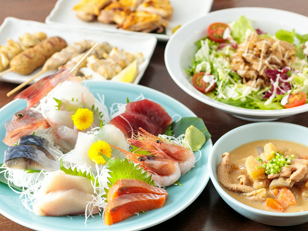 焼鳥やモツ煮などバラエティー豊かなメニューが揃う