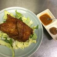 自慢の逸品‼️ ジューシー。。。
酢味噌と胡麻味噌、二種味噌、胡瓜、ねぎとご一緒にお召し上がりください。