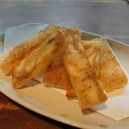 外はカリッ！中はもちっ！湘南しらすを使った潮若丸オリジナル自家製のしらすせんべい！程よい塩加減で、お酒と合います。