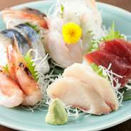 アジで有名な早川漁港直送の魚介を贅沢にあしらった刺し盛り。毎朝仕入れる鮮度抜群の魚介にベテラン料理人のひと手間が加えられ、満足度の高い一品に仕上げられています。