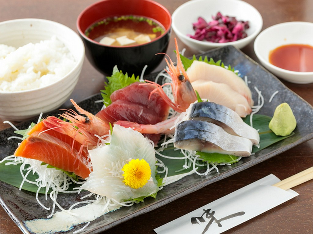 早川漁港の鮮魚をリーズナブルに堪能できる『お刺身定食』