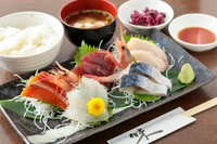 早川漁港の鮮魚をリーズナブルに堪能できる『お刺身定食』