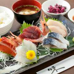 早川漁港の鮮魚をリーズナブルに堪能できる『お刺身定食』