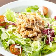 焼肉のタレとマヨネーズの相性がバッチリ。肉と野菜の両方が食べたいという要望から生まれたサラダです。