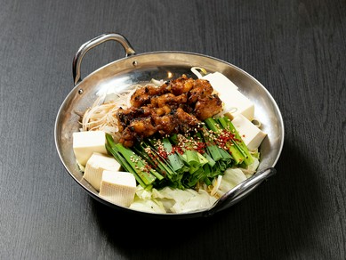 醤油ベースと味噌ベースの2種類から選べる味、新鮮な新潟野菜をたっぷり使った『炙りもつ鍋』