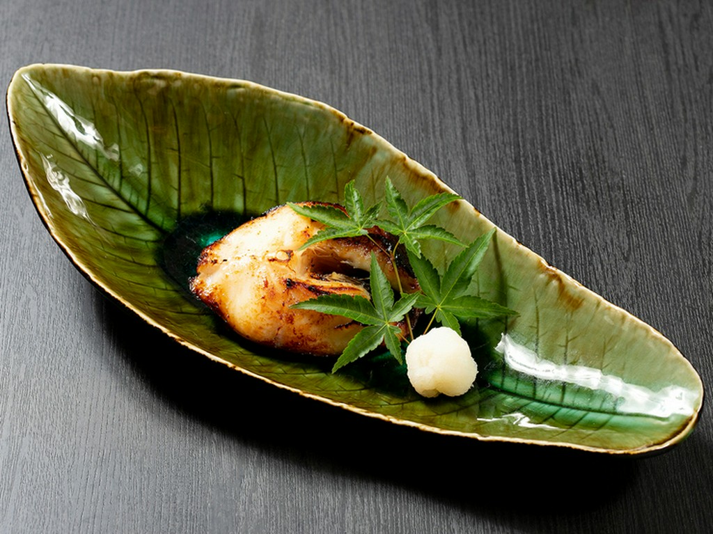 炭火でじっくり焼き上げられた魚、味噌の焼ける芳ばしい香りに食欲がそそられる『銀だら西京焼き』