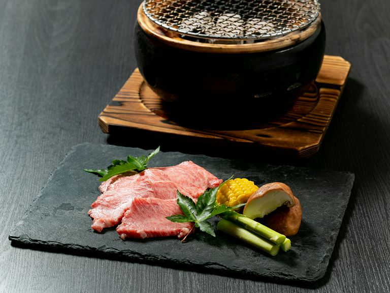 ランプやイチボなどを中心に、肉質やサシの状態などを見極め仕入れる和牛を使用した『黒毛和牛炭火焼き』