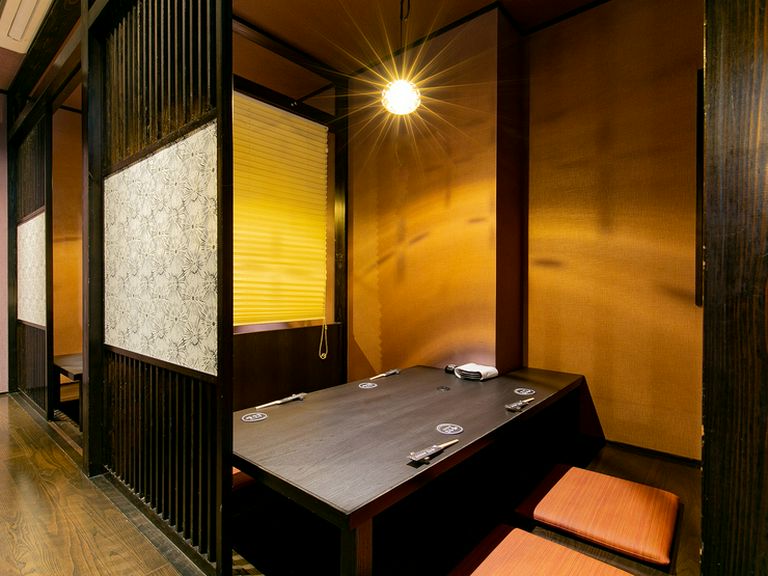 全席掘りごたつの店内。仕切りの組み合わせで最大50名まで対応