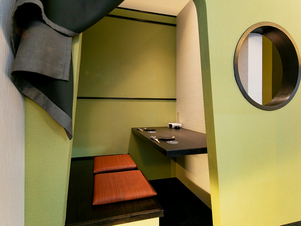 二人の時間を満喫。横並びに座れるペアシートはデートにぴったり