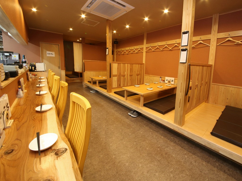 明るく落ち着きのある店内で、くつろぎの時間を