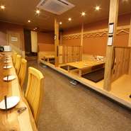 「今日飲みに行こう！」と気軽に立ち寄ってもらえる店を目指しているという【酒あがり】。木材を基調とした温もりを感じさせる店内でリラックスした時間を過ごせば、明日への元気をもらえそうです。