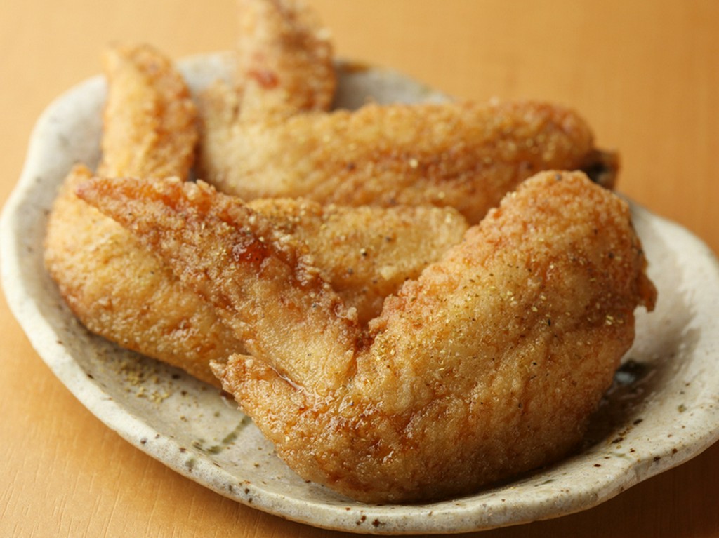 思わず迷いそうになる2種類の味が、ビールにぴったりの『手羽先の唐揚げ』