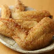 ビールのお供には外せない人気の手羽先は、甘辛山椒ダレと特製スパイスの2種類。どちらにしようか迷っても大丈夫、1本からお好きな味をお好きなだけ注文できます。