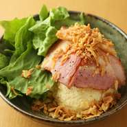 燻製の香り豊かなポテトサラダは、日本酒や焼酎ともよく合うメニュー。柔らかく焼き上げたベーコンと、カリッとしたフライドオニオンの食感も、やみつきになる一品です。