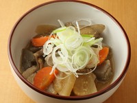 国産豚の大腸を丁寧に処理し、柔らかくなるまで煮込みました。地元の味噌を使い、誰もがホッとする居酒屋の定番メニューをどうぞ。