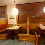 和食を中心としたメニュー、ミニパフェ、単品メニュー、各種アルコール類を取り揃えてお待ちしております。お二人の楽しい時間をおすごしくださいませ。