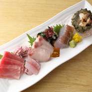料理の刺身や天ぷらには、寺泊港や出雲崎港で揚がった新鮮な地魚を使用。また新潟のブランド豚、越後もち豚ロース肉を使用した『たれカツ丼セット』といった地元食材を駆使した料理を堪能できます。