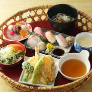 寿司３カン、お刺身、天ぷら、自家製の白玉あんみつ（あんこ、黒蜜、寒天）茶碗蒸し、サラダ、うどんかそばが選べます。税込み1700
円
ドリンクはお食事された方は１杯110円）コーヒー、オレンジ、グレープなど