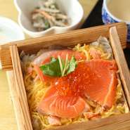 和食人が心を込めて炊き上げたせいろに錦糸卵、鮭、イクラをのせて彩り鮮やかに。 まろやかな舌触りの茶碗蒸しや小鉢、味噌汁もついた贅沢なせいろ御膳です。 