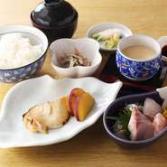 白みそに漬けられたのち、ふっくらと柔らかく焼き上がった銀だらは、西京味噌の香りが食欲をそそる一品。その日に仕入れた新鮮なお刺身と共に提供してくれます。