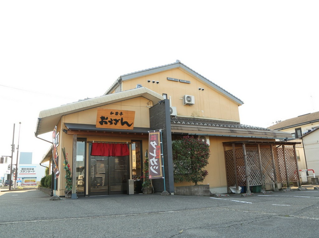 JR越後線吉田駅から徒歩5分。駐車場も完備