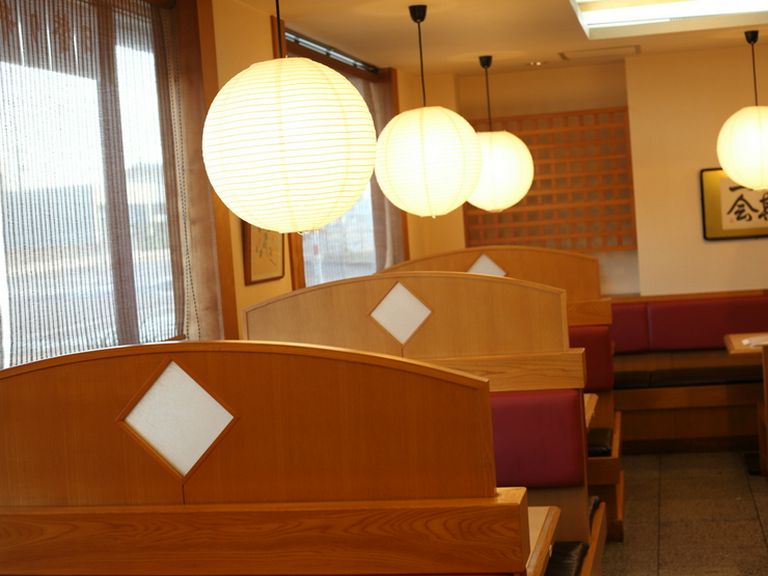 清潔感があり、明るい雰囲気の店内