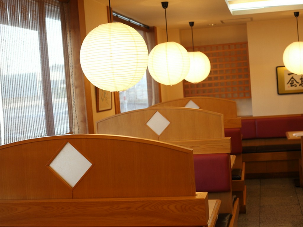 清潔感があり、明るい雰囲気の店内