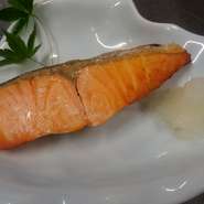 銀鮭塩焼き御膳　￥９00
おしんこ・小鉢・味噌汁！
ドリンク付きです！！

