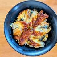 中国産　うな丼　￥1300円（税込み）
おしんこ・小鉢・味噌汁、そばかうどんが選べます。！
ドリンク付きです！！
