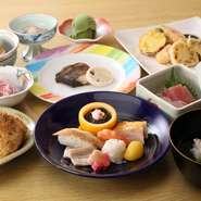 その日仕入れた新鮮な魚を刺身やにぎり寿司に使用。お料理は全体的に京風の上品な薄味で、焼物や煮物、揚げ物、デザートなどの贅沢なコースです。旬の食材をふんだんに使った本格的な会席料理をご賞味ください。
