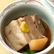 新潟県産のブランド豚である「越後もち豚」は、上質な脂で甘みがあり、きめが細かいのが特徴です。その「越後もち豚」を使用した『豚角煮』は、とろとろになるまで煮込まれ、柔らかい食感が味わえます。