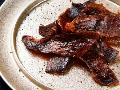 噛めば噛むほど肉の味わいがあふれ出す『ランプステーキ 100g』