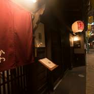 江戸期創業の豆腐店の伝統を受け継ぎながら、東京のミシュラン星付きの日本料理店で腕を磨いた店主が、季節のあでやかな会席料理を披露。唐津で大切な方をもてなす接待や会食に、格好のお店です。