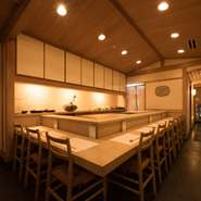 できたての香りと味を楽しんでいただくため、カウンターで会席料理を提供するスタイル。夜はゆったりと座席を配し、最大9名様のなごやかな宴に。老舗ならではの歴史を刻む江戸風カウンターのくつろぎ感も評判です。