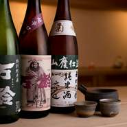唐津の老舗蔵元・小松酒造が醸す『万齢』、同じく唐津の鳴滝酒造の『太閤』を中心に、日本の旬食材にきれいに寄り添う地酒が揃います。岐阜の『三千盛』、石川の『菊姫』、埼玉の『神亀』などもご用意。