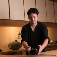 お客様に予約をいただいている日の朝、店主が市場で季節の食材を吟味。それらの食材によって料理とコースの流れを決めていきます。その時だけの一期一会の料理を、カウンター席で料理人自らが供します。