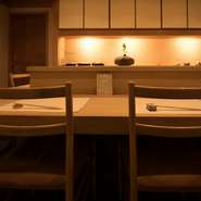 気鋭の料理人が紡ぐ会席料理は、味・趣向ともに格別。落ち着いたカウンター席で、お二人並んでゆっくり楽しめます。ご要望などがあれば、予約時にご相談を。地元の方はもとより、ご旅行の折にも、ぜひどうぞ。