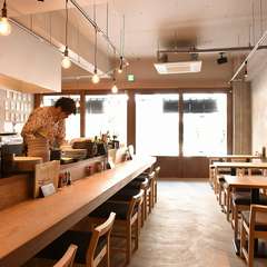 その日のスタイルで選べる、デートに最適なカウンターとテーブル