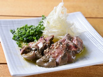 とろとろとした食感で、お酒のアテに最適な『レバーオイル漬け』